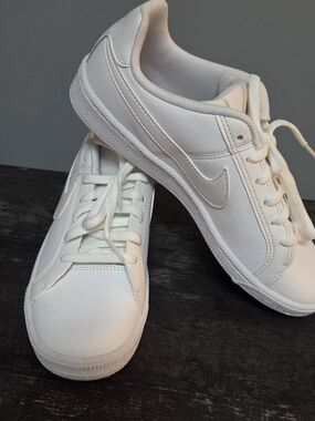 Nike White Low-Top Leather Sneakers - All-White Swoosh. 4.5Y Is 6/6.5 In Womems